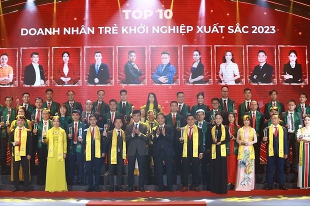 Entrega de logotipos a los jóvenes emprendedores en el TOP10 de Vietnam. (Fotografía: dangcongsan.vn)