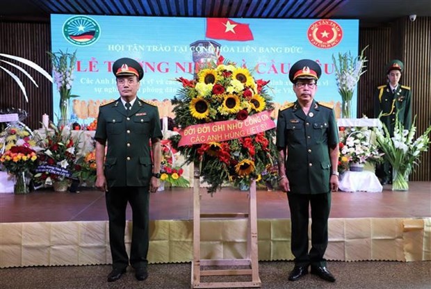 Veteranos ofrecen flores en homenaje a sus compañeros caídos. (Fotografía: VNA)