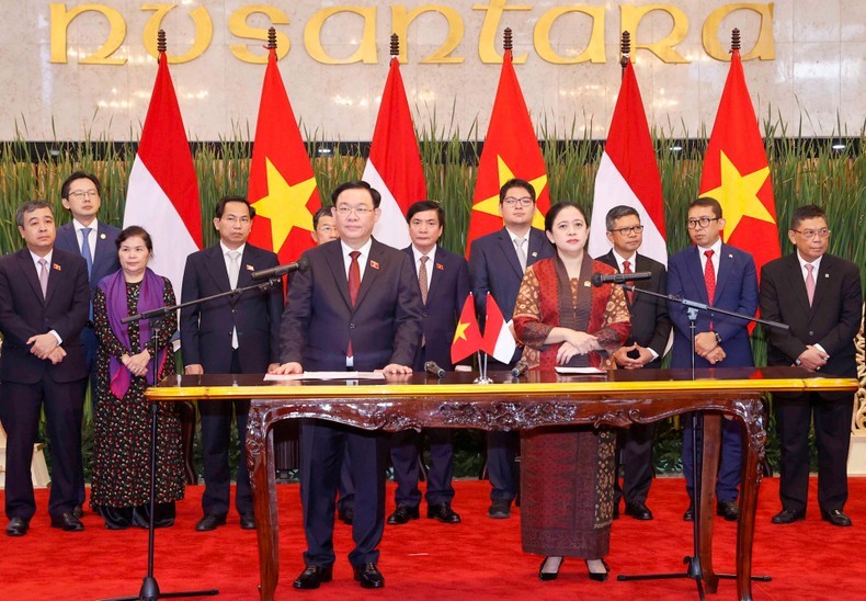 El presidente de la Asamblea Nacional de Vietnam, Vuong Dinh Hue, y la titular de la Cámara de Representantes de Indonesia, Puan Maharani, en la conferencia de prensa. (Fotografía: VNA)