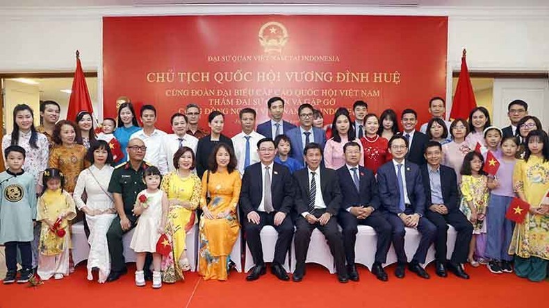 El presidente de la Asamblea Nacional de Vietnam, Vuong Dinh Hue, se reúne con la comunidad de connacionales en Indonesia. (Fotografía: VNA)