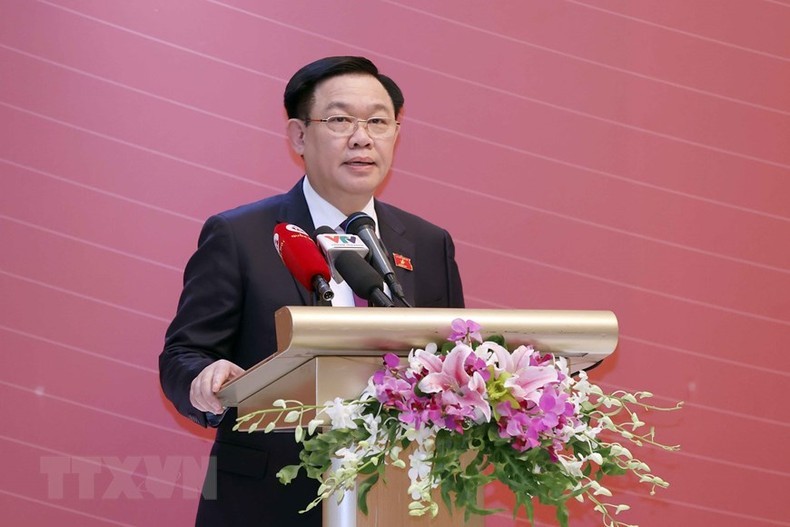 El presidente de la Asamblea Nacional de Vietnam, Vuong Dinh Hue, interviene en el evento.