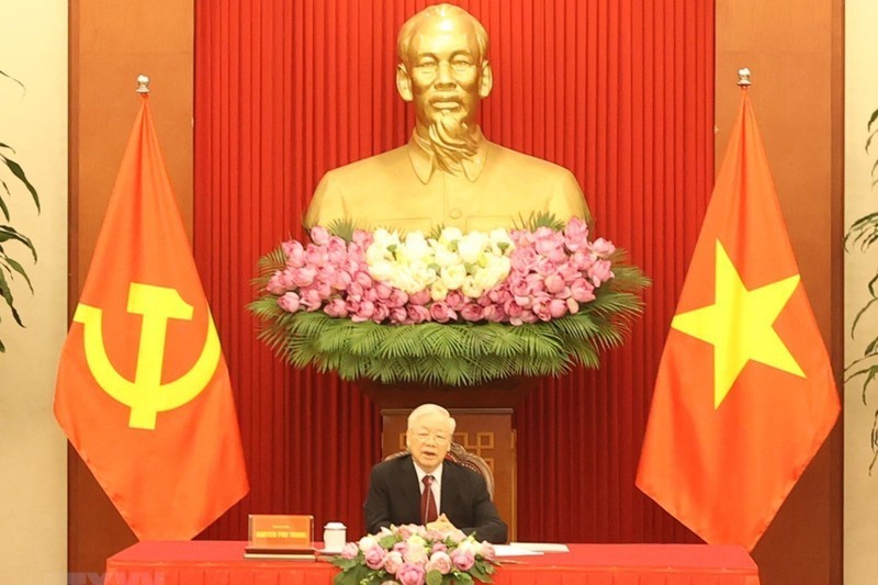 El secretario general del Partido Comunista de Vietnam, Nguyen Phu Trong, sostiene conversaciones telefónicas con el presidente del Partido Popular de Camboya (PPC) y el primer ministro Samdech Techo Hun Sen. (Fotografía: VNA)