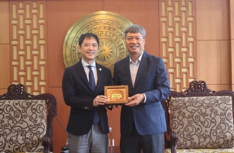 Entrega de un regalo de recuerdo a Shinoda Takanobu, subjefe de la Oficina de Representación de la JICA en Vietnam. (Fotografía: cadn.com.vn)