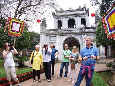 Turistas extranjeros visitan el Templo de la Literatura. (Fotografía: hanoimoi.com.vn)