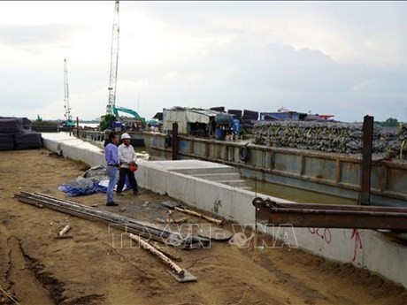 Sitio de construcción de un proyecto de lucha contra la erosión ribereña en la provincia de Dong Thap. (Fotografía: VNA)