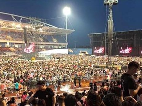 Emocionante actuación del grupo Blackpink en el estadio de My Dinh. (Fotografía: VNA)