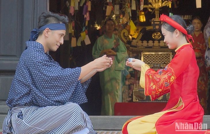 Demostración de la ceremonia japonesa del té en el evento. (Fotografía: Nhan Dan)