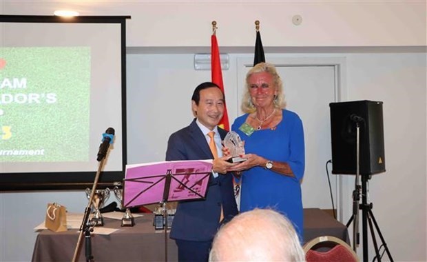 Chris Geyskens recibe una insignia del embajador vietnamita en Bélgica, Nguyen Van Thao, con motivo del décimo aniversario de un torneo de golf benéfico destinado a recaudar fondos para las víctimas de dioxina. (Fotografía: VNA)