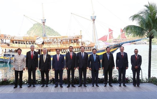 El primer ministro Pham Minh Chinh (cuarta persona desde la izquierda) y los líderes de los países de la Asean en la Cumbre 42 del bloque. (Fotografía: VNA)