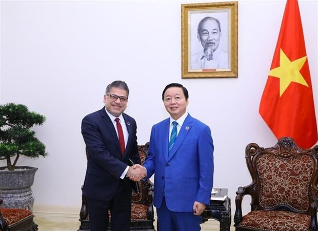 El vice primer ministro de Vietnam Tran Hong Ha recibe al presidente y director general de AstraZeneca Vietnam, Nitin Kapoor. (Fotografía: VNA)