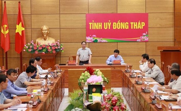 El primer ministro de Vietnam, Pham Minh Chinh, trabaja con las autoridades de la provincia de Dong Thap. (Fotografía: VNA)