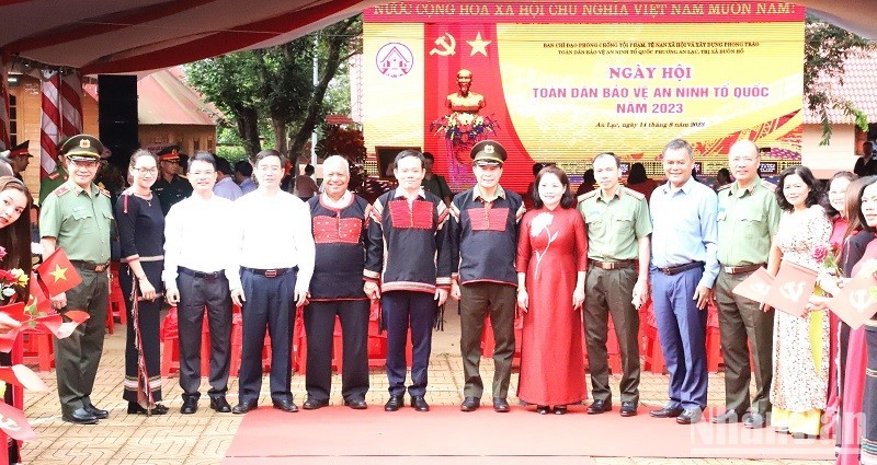 El vice primer ministro Tran Luu Quang (sexto desde la izquierda) y delegados al evento. (Fotografía: Nhan Dan)