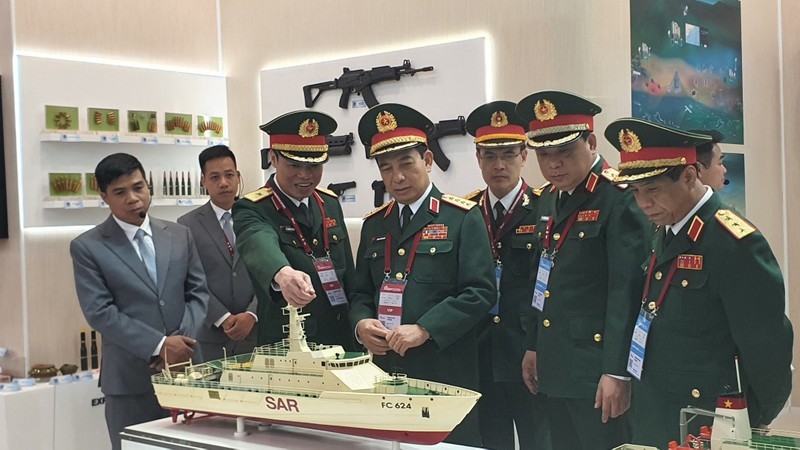 La delegación del Ministerio de Defensa de Vietnam visita un stand en el foro. (Fotografía: Nhan Dan)