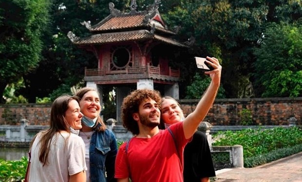 Turistas extranjeros en el Templo de Literatura en Hanói. (Fotografía: VNA)