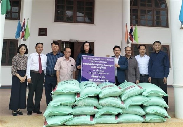 El Consulado General de Vietnam en Savannakhet entrega la donación a la provincia Bolykhamxay de Laos. (Fotografía: VNA)