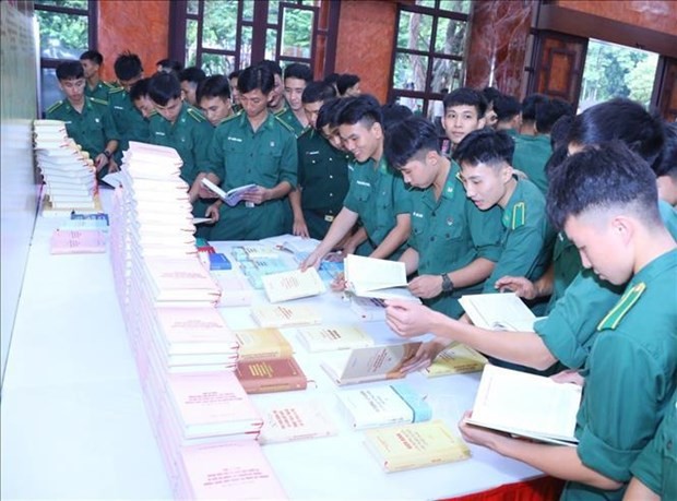 Estudiantes de la Academia de la Guardia Fronteriza aprenden acerca el libro titulado“Algunos temas sobre la política militar y la estrategia de defensa nacional durante la causa de construcción y defensa de la Patria socialista de Vietnam en el nuevo período” del secretario general del Partido Comunista de Vietnam, Nguyen Phu Trong. (Fotografía: VNA)