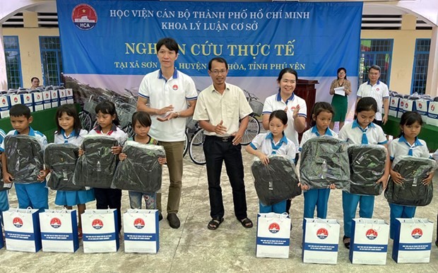 Un grupo de profesores de la Academia de Cuadros de Ciudad Ho Chi Minh entrega obsequios a los estudiantes de Phu Yen. (Fotografía: VNA)