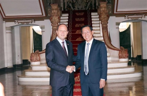 El presidente del Comité Popular de Ciudad Ho Chi Minh, Phan Van Mai (derecha), y el ministro de Economía e Industria de Israel, Nir Barkat. (Fotografía: VNA)