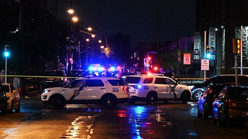 Coches de policía en la escena del tiroteo en el estado de Filadelfia, el 3 de julio de 2023. (Fotografía: CNN)