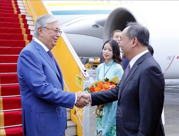 El jefe de la Oficina Presidencial, Le Khanh Hai, da la bienvenida al presidente kazajo, Kassym-Jomart Tokayev (izquierda), en el Aeropuerto Internacional de Noi Bai. (Fotografía: VNA)