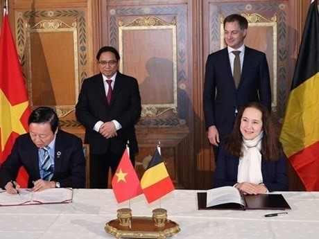 El primer ministro de Vietnam, Pham Minh Chinh, y su homólogo de Bélgica, Alexander De Croo, presencian la firma de un acuerdo de cooperación entre ambos países. (Fotografía: VNA)
