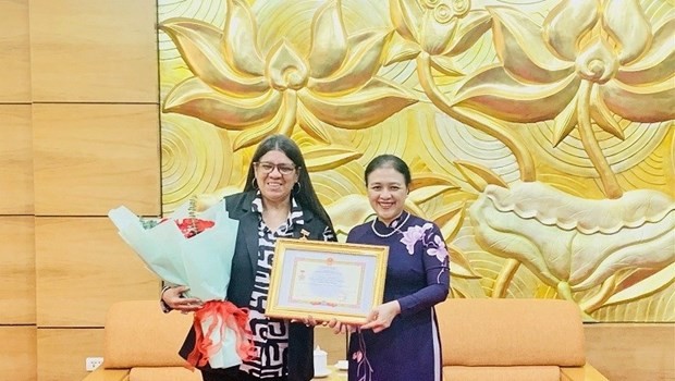 La presidenta de UOAV, Nguyen Phuong Nga, entrega la medalla conmemorativa “Por la paz y la amistad entre los pueblos” a la embajadora de Venezuela en Vietnam, Tatiana Pugh Moreno. (Fotografía: baoquocte.vn)