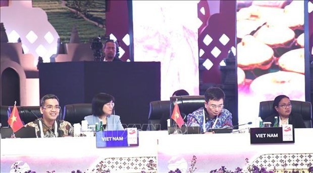 El viceministro de Finanzas de Vietnam Vo Thanh Hung (izquierda), y el vicegobernador del Banco Estatal de Vietnam Pham Thanh Ha participan en la reunión. (Fotografía: VNA)