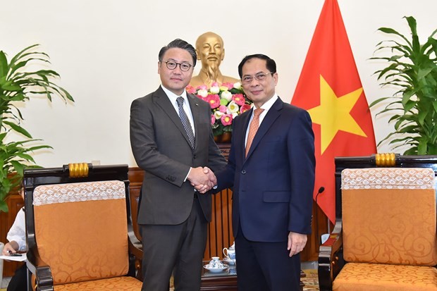 El ministro de Relaciones Exteriores de Vietnam, Bui Thanh Son, recibe en Hanói al gobernador de la prefectura japonesa de Nagasaki, Oishi Kengo. (Fotografía: VNA)