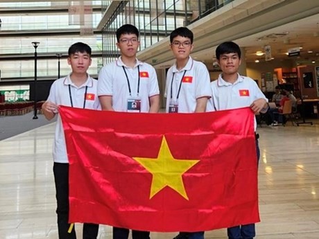 Los cuatro estudiantes vietnamitas que compitieron en la IOI 2023. (Fotografía: Ministerio de Educación y Formación de Vietnam)