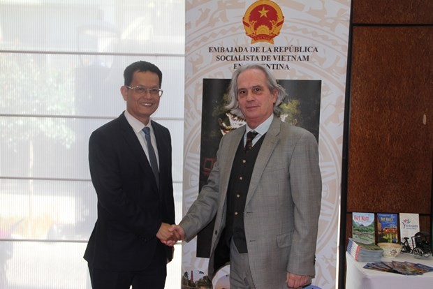 El embajador vietnamita, Duong Quoc Thanh (izquierda), y el vicecanciller argentino, Pablo Tettamanti. (Fotografía: VNA)