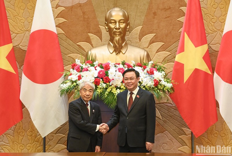 El presidente de la Asamblea Nacional de Vietnam, Vuong Dinh Hue (derecha), y el titular de la Cámara de Consejeros de Japón, Otsuji Hidehisa. (Fotografía: Nhan Dan)