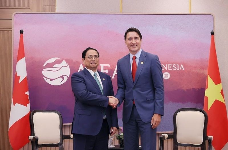 El primer ministro de Vietnam, Pham Minh Chinh (izquierda), se reúne con su homólogo canadiense, Justin Trudeau. (Fotografía: VGP)