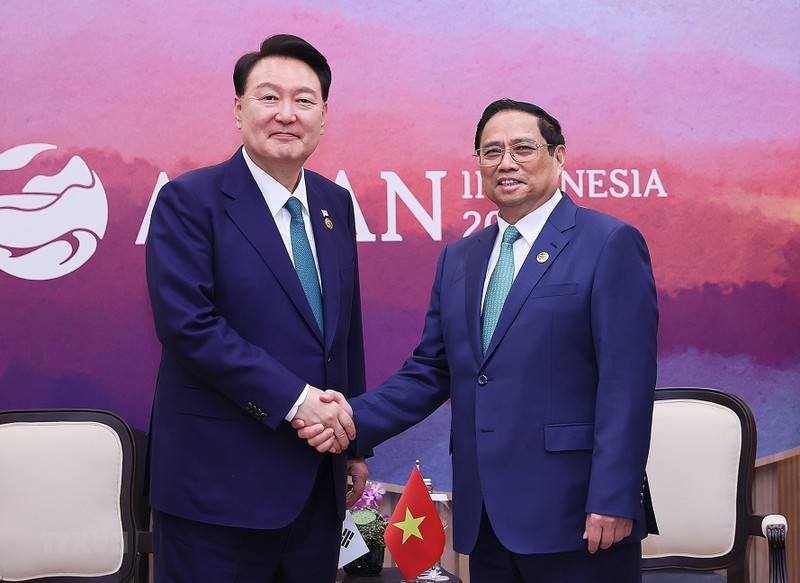 El primer ministro de Vietnam, Pham Minh Chinh (derecha), y el presidente de Corea del Sur, Yoon Suk-yeol. (Fotografía: VNA)