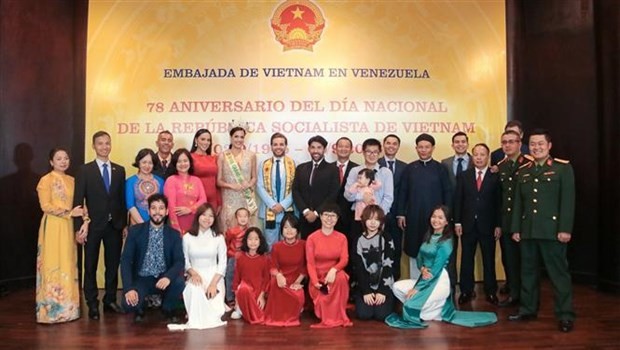 El personal de la Embajada y agencias representativas de Vietnam se toma fotos de recuerdo con los invitados. (Fotografía: VNA)