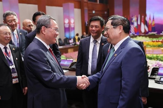 El primer ministro Pham Minh Chinh (derecha) se reúne con su homólogo chino, Li Qiang. (Fotografía: VNA)