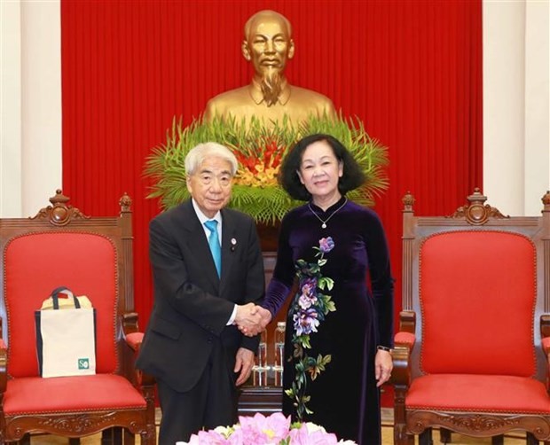 La miembro del Buró Político, permanente del Secretariado del Comité Central del Partido Comunista de Vietnam, y jefa de su Comisión de Organización, Truong Thi Mai, recibe al presidente de la Cámara de Consejeros de Japón, Otsuji Hidehisa. (Fotografía: VNA)