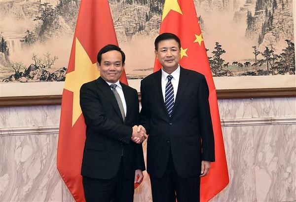 El vice primer ministro de Vietnam Tran Luu Quang (izquierda) y el ministro de Seguridad Pública de China, Wang Xiaohong. (Fotografía: VNA)
