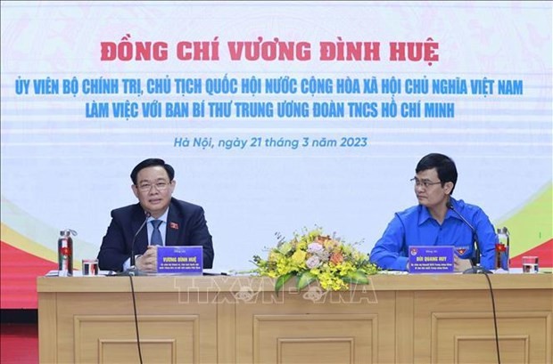 El presidente de la Asamblea Nacional de Vietnam, Vuong Dinh Hue, visita a la Secretaría del Comité Central de la Unión de Jóvenes Comunistas Ho Chi Minh, el 21 de marzo de 2023. (Fotografía: VNA)