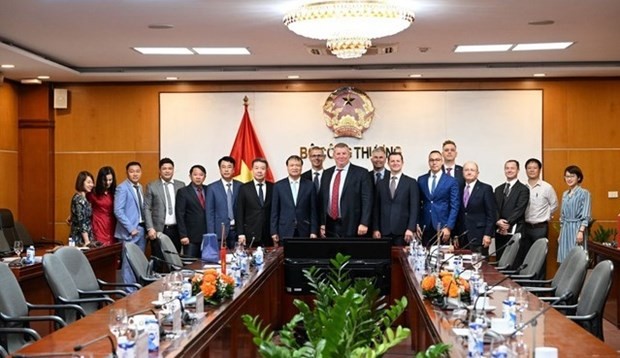 El viceministro de Industria y Comercio de Vietnam Do Thang Hai sostiene una sesión de trabajo con el Consejo de Granos de Estados Unidos. (Fotografía: VNA)