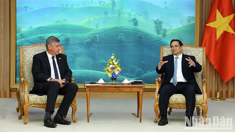 El primer ministro de Vietnam, Pham Minh Chinh (izquierda), se reúne con el ministro-presidente de Flandes, Jan Jambon. (Fotografía: Nhan Dan)