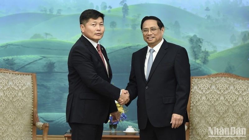 El primer ministro de Vietnam, Pham Minh Chinh (derecha), y el ministro de Justicia y Asuntos Interiores de Mongolia, Khishgee Nyambaatar. (Fotografía: Nhan Dan)