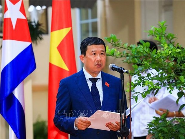 Vu Hai Ha, jefe de la Comisión de Relaciones Exteriores de la Asamblea Nacional de Vietnam, presidente de la Asociación de Amistad Vietnam-Cuba y presidente del Grupo Parlamentario de Amistad Vietnam-Cuba, habla en el evento. (Fotografía: VNA)