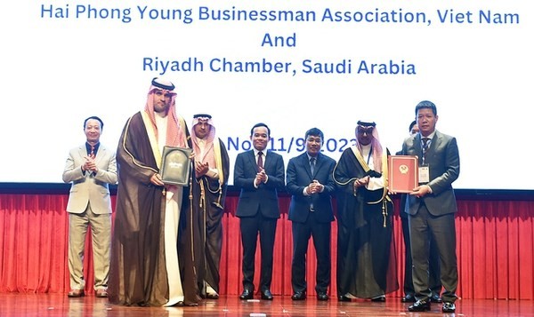 El vice primer ministro Tran Luu Quang presencia la ceremonia de firma del Memorando de Entendimiento entre la Asociación de Jóvenes Empresarios de Hai Phong y la Cámara de Comercio e Industria de Riad de Arabia Saudita. (Fotografía: VGP)