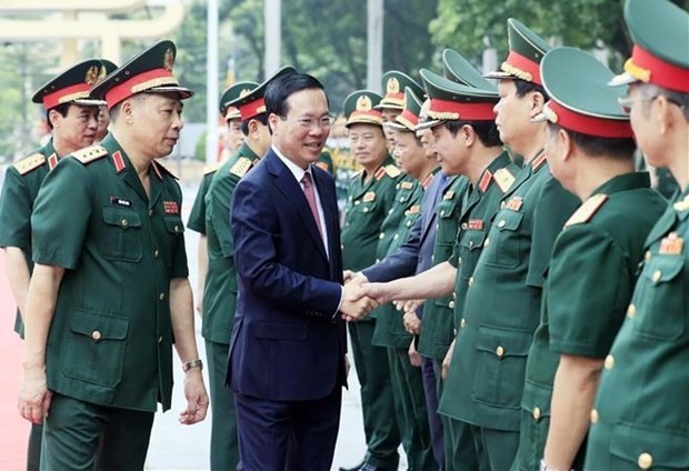 El presidente vietnamita, Vo Van Thuong, y líderes de la Academia de Defensa Nacional. (Fotografía: VNA)