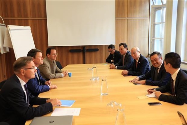 El presidente del Comité Popular de Hanói, Tran Sy Thanh, en una reunión de trabajo en Suiza. (Fotografía: VNA)