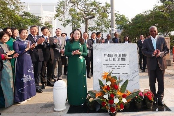 La vicepresidenta de Vietnam, Vo Thi Anh Xuan, y el presidente del Consejo Municipal de Maputo, Eneas Comiche, en el acto de inauguración de la nueva placa de la avenida Ho Chi Minh. (Fotografía: VNA)