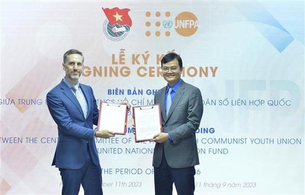 El primer secretario del Comité Central de la UJCHCM, Bui Quang Huy, firma un Memorando de Entendimiento con el representante del Fondo de Población de las Naciones Unidas en Vietnam, Matthew David Jackson. (Fotografía: VNA)