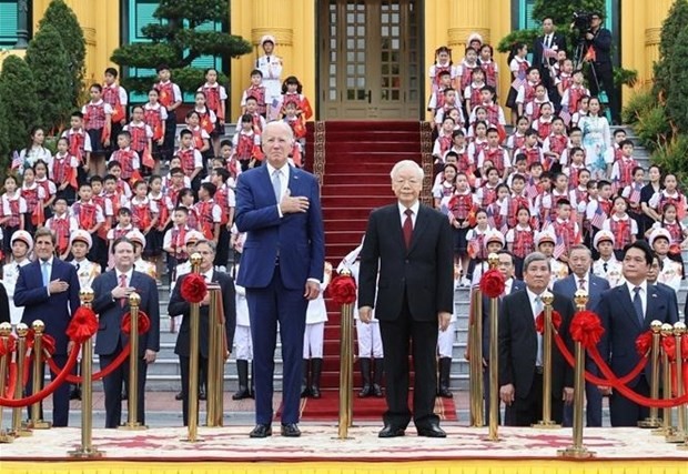 El secretario general del Partido Comunista de Vietnam, Nguyen Phu Trong, recibe al presidente estadounidense, Joe Biden. (Fotografía: VNA)