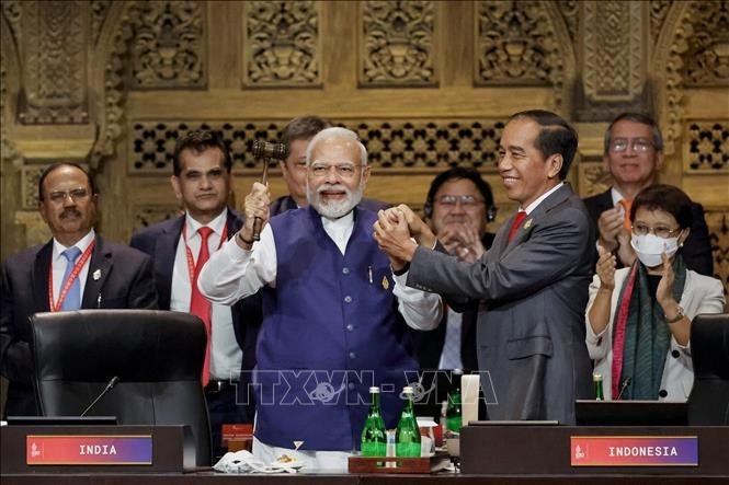 El presidente de Indonesia, Joko Widodo (derecha, primera fila), entrega el martillo que simboliza la presidencia del G20 al primer ministro de la India, Narendra Modi, en la ceremonia de clausura de la Cumbre del bloque en la isla de Bali, el 16 de noviembre de 2022. (Fotografía: AFP/VNA)