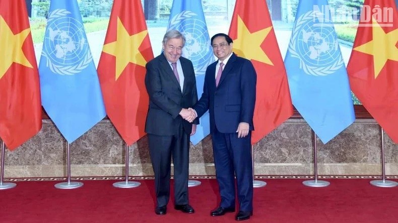 El primer ministro de Vietnam, Pham Minh Chinh (derecha), se reúne con el secretario general de la ONU, Antonio Guterres, en ocasión de la visita oficial de este a Vietnam en octubre de 2022. (Fotografía: Nhan Dan)